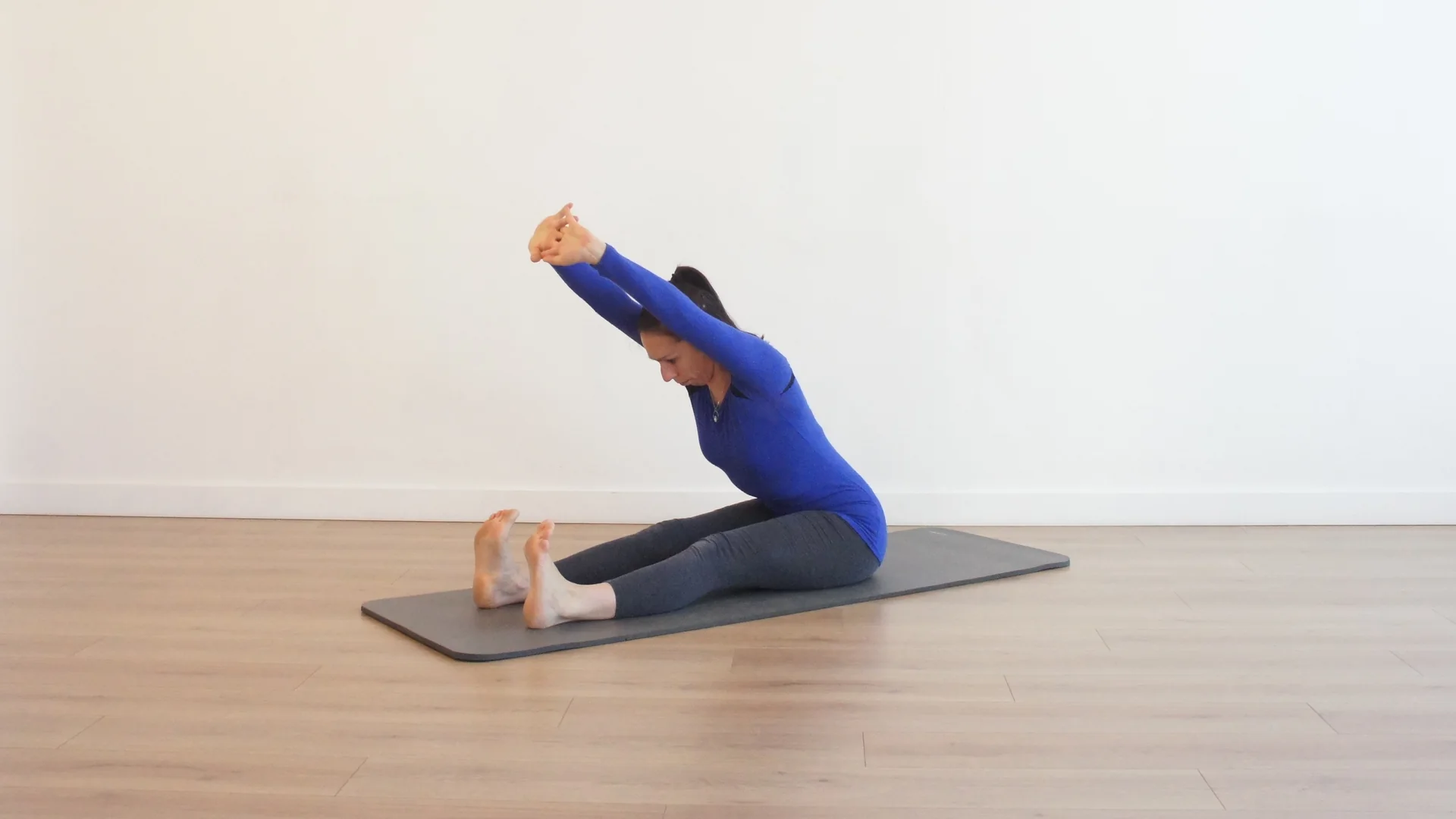 Cours de Stretching Postural au Studio 32, étirements au sol