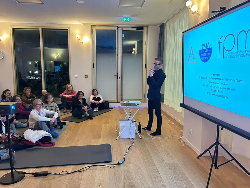 Conférence au Studio 32, intervenant face à un groupe attentif