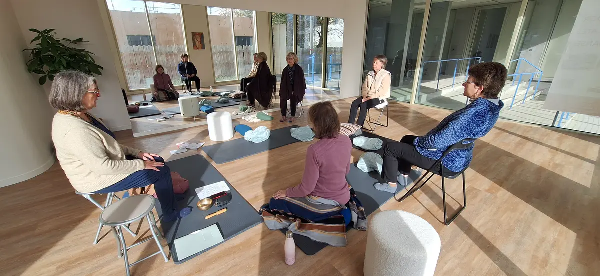 Atelier d'exploration corporelle au Studio 32, pratique en groupe